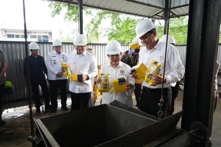 Barantin Musnahkan 983,5 Kg Pakan Burung Impor Mengandung Biji Ganja