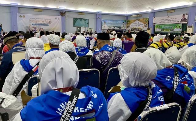 Dua Calon Haji Sembuh dan Diberangkatkan, Satu Masih dalam Observasi di Embarkasi Batam