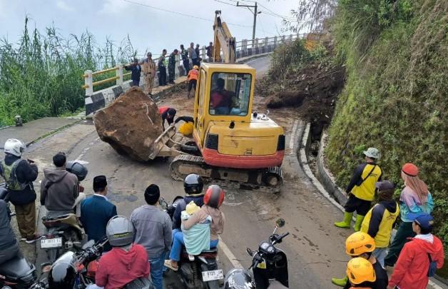 Longsor Tutup Jalan di Jalur Wonosobo–Dieng, Lalu Lintas Kembali Dibuka Bertahap