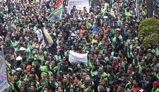 Ribuan Ojol Gelar Aksi 205, Konvoi Besar Menuju Patung Kuda Warnai Jakarta