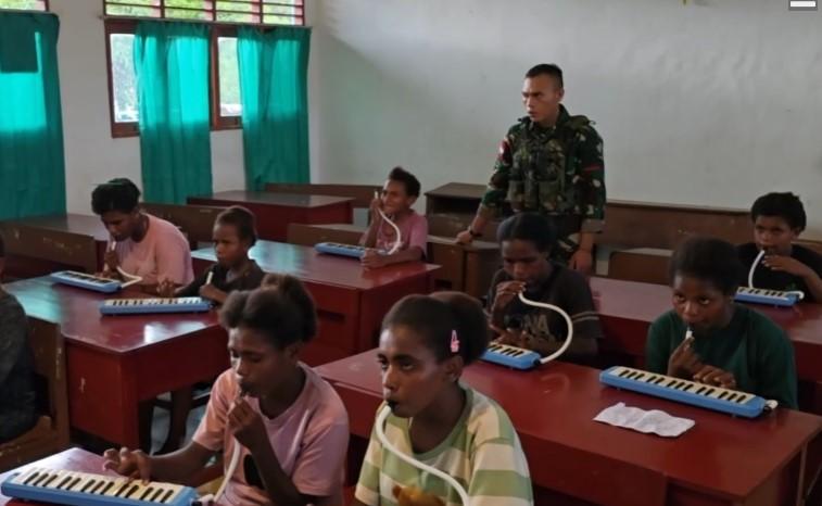Satgas Yonif 501/BY Bangun Semangat Belajar Anak Papua lewat Pendidikan Kebangsaan