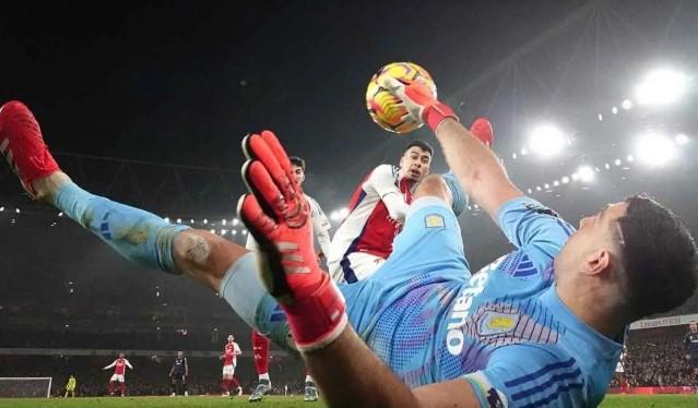 Barcelona Pantau Emiliano Martinez sebagai Alternatif Jika Gagal Pertahankan Szczesny