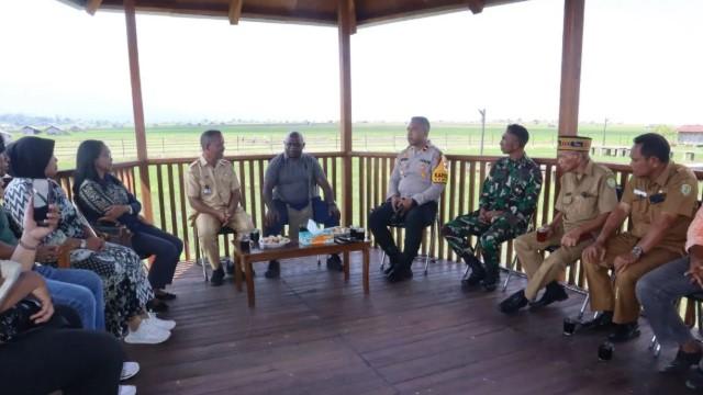 Natalius Pigai Dukung Beras Lembor untuk Program Makan Bergizi Gratis di NTT