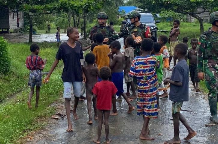Prajurit TNI Sambangi Warga Saat Patroli di Kimaam, Papua Selatan