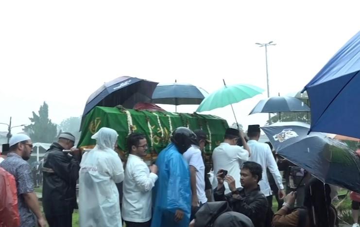 Suasana Duka dan Hujan Deras Iringi Pemakaman Ibrahim Sjarief, Suami Najwa Shihab