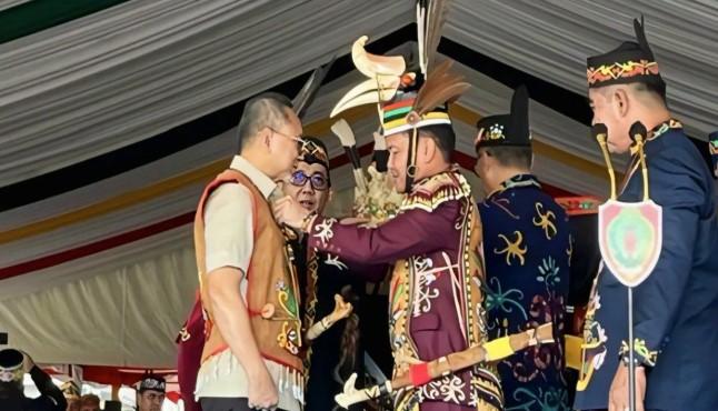 Menko Pangan RI Terima Gelar Kehormatan Adat Dayak di Palangka Raya, Dukung Pembangunan dari Desa