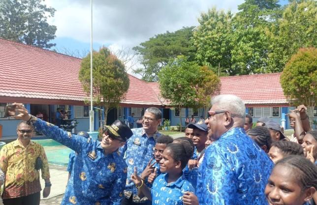 Kepala BKN Serahkan SK PPPK Guru dan Dukung Peningkatan Kualitas Pendidikan di Papua Tengah