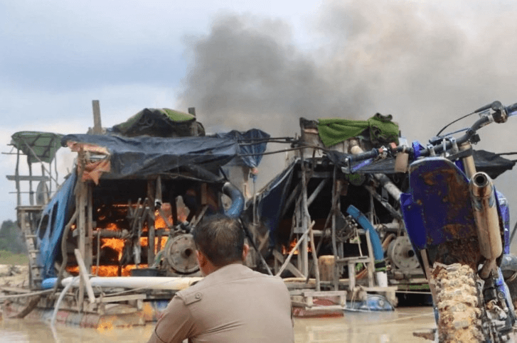 Polisi Bungo Bakar Dua Rakit Tambang Emas Ilegal, Sita Motor dan Solar