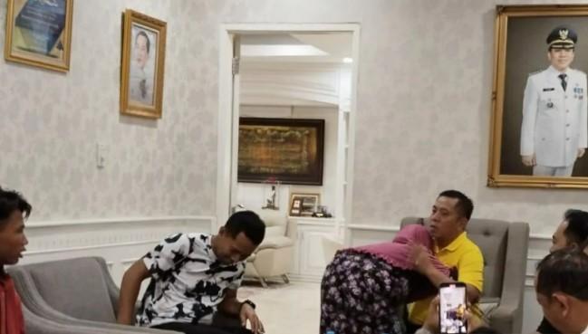 Bupati Karawang Bantu Proses Operasi dan Kehidupan Baru Remaja Interseks Ahmad Prasetyo