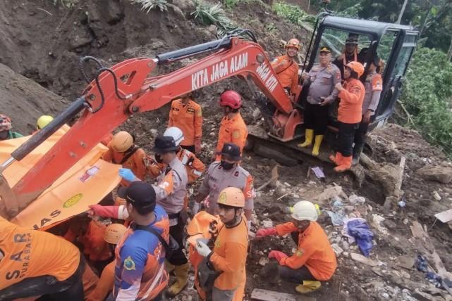 Tim SAR Kerahkan Anjing Pelacak dan Saksi Mata untuk Temukan Empat Korban Hilang