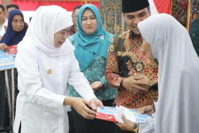 Gubernur Khofifah Salurkan Rp7,62 Miliar Bantuan Sosial dan Pemberdayaan di Bangkalan, Targetkan Penurunan Kemiskinan Ekstrem