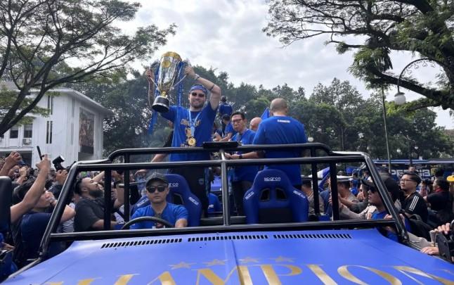 Pawai Juara Persib Disambut Meriah, Wali Kota Farhan Ingatkan Bobotoh Rayakan dengan Tertib dan Bertanggung Jawab