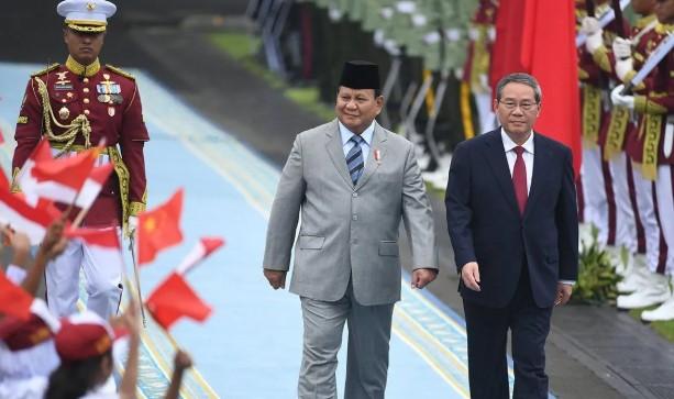 Momen Prabowo dan Li Qiang Inspeksi Pasukan Kehormatan di Istana Merdeka, Tampilkan Keakraban Diplomatik