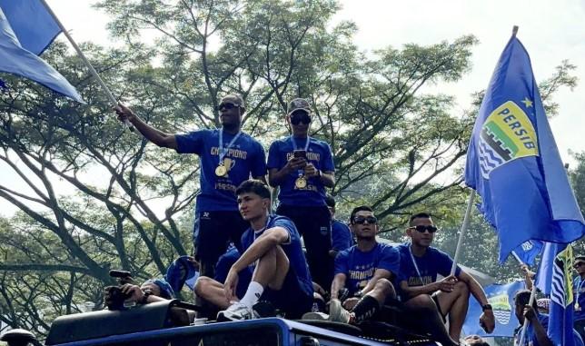 Klok Sebut Pawai Juara Persib Bukti Cinta Suporter, “Hari Ini Kita Pesta, Kita Nikmati Bersama”