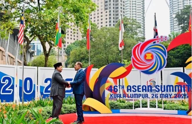 Momen Hangat Prabowo dan Anwar Ibrahim di KTT ke-46 ASEAN