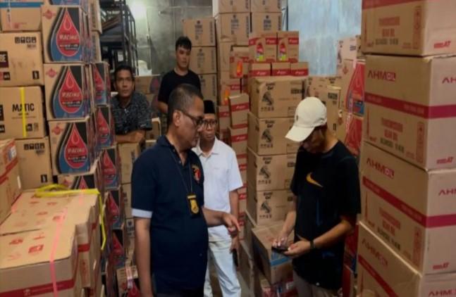 Polda Sulbar bongkar peredaran oli palsu, tiga truk barang bukti disita dari gudang di Polewali Mandar
