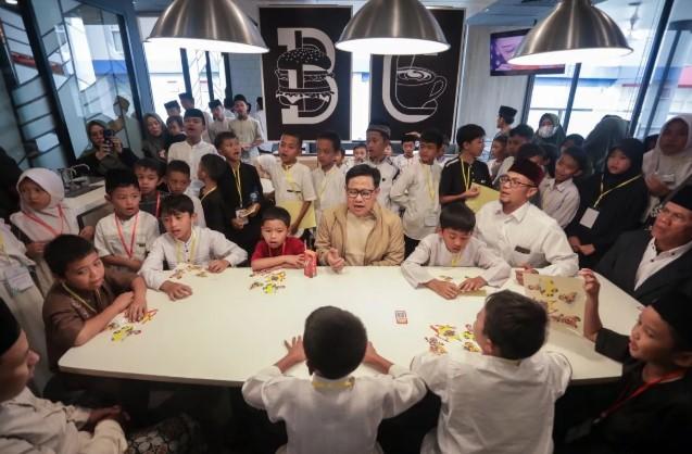 Cak Imin Traktir 100 Yatim Piatu, Minta Doa Dimudahkan Jadi Menko PM