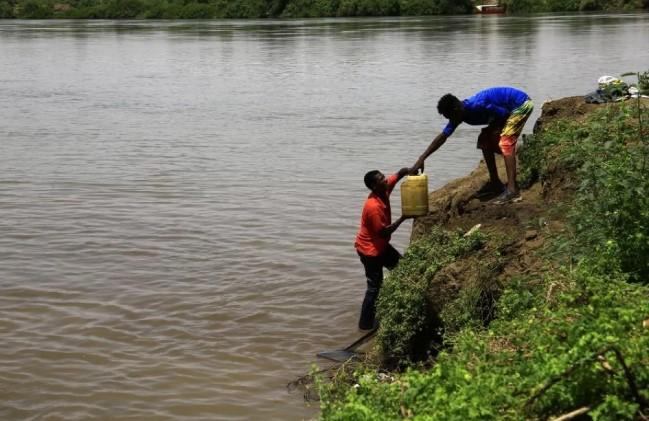 Sudan Diterpa Gelombang Panas 45 Derajat dan Krisis Air, Warga Terpaksa Ambil Air dari Sungai Nil