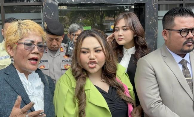 Lisa Mariana Hadiri Sidang Gugatan Perdata Terhadap Ridwan Kamil di PN Bandung