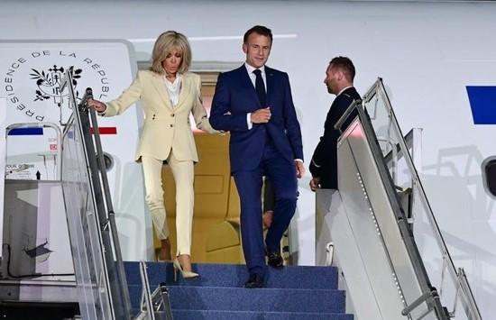Presiden Prancis Emmanuel Macron Tiba di Indonesia, Gandeng Istri Nikmati Sambutan Budaya