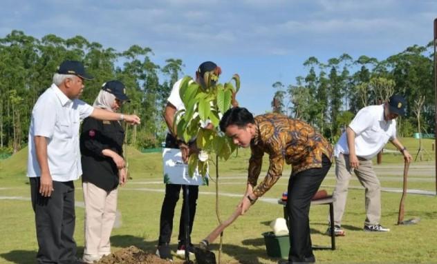 Penanaman Dua Pohon Filosofis di Titik Nol Nusantara