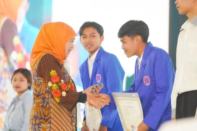 Lebih dari 72 Ribu Siswa SMA/SMK Swasta di Jawa Timur Terima Beasiswa dari Pemprov