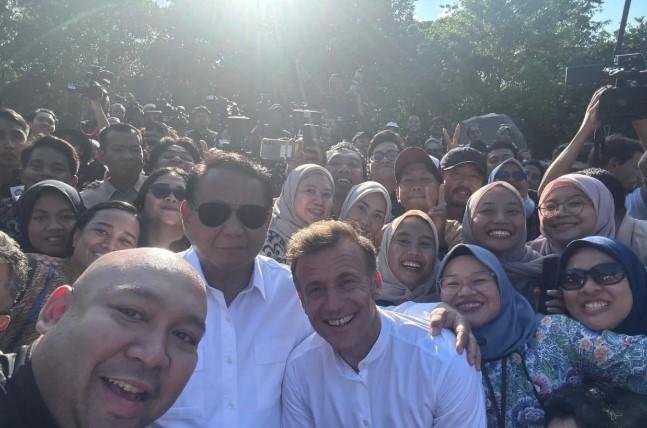 Momen Akrab Presiden Prabowo dan Macron Selfie Bareng Wartawan di Candi Borobudur