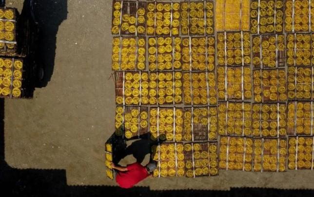 Kerupuk Khas Karadenan Dibuat dengan Teknik Tradisional di Pabrik Rumahan
