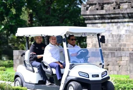Prabowo Kemudikan Boogie untuk Macron, Tunjukkan Keakraban Dua Pemimpin di Borobudur