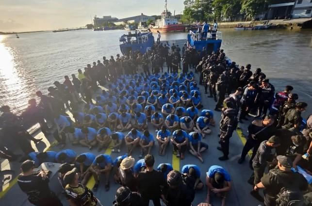 Ditjenpas Pindahkan 100 Narapidana Narkoba dari Riau ke Nusakambangan dengan Pengamanan Super Ketat