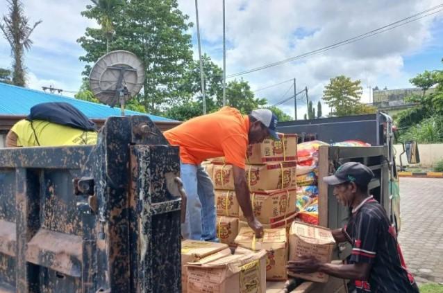 YPMAK Salurkan Bantuan Makanan bagi Ratusan Warga Terdampak Banjir di Kampung Miyoko Mimika