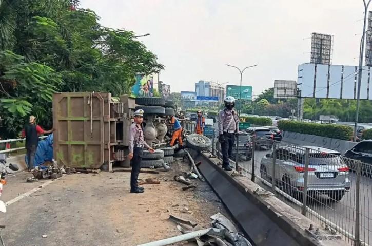 Truk Pengangkut Pasir Terguling di Jembatan Gelong, Kenek Tewas dan Jalan Tertutup Pasir