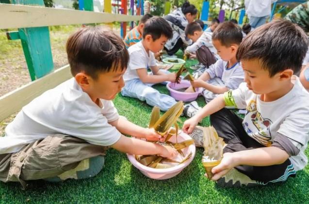 Dari Sungai Cisadane hingga Sungai Jialing, Festival Duanwu rayakan tradisi dengan zongzi, lomba naga, dan pertunjukan rakyat