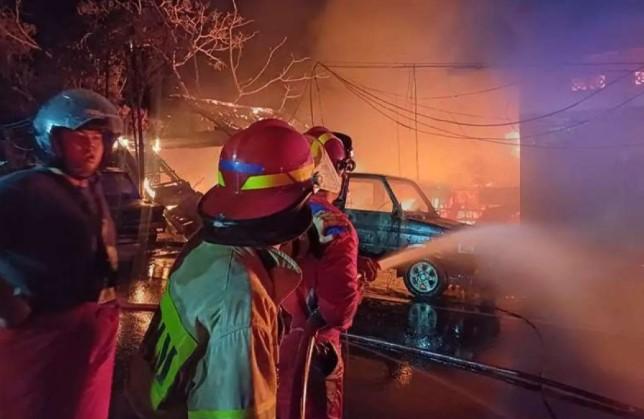 Api Lahap Permukiman Padat di Muara Teweh, Enam Rumah dan Dua Mobil Ludes