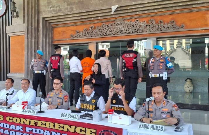 WNA Asal Australia Ditangkap dalam Operasi Gabungan Setelah Terima Paket Berisi Kokain di Bali