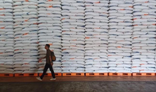 Stok Beras RI Tembus 4 Juta Ton, Pengamat Ingatkan Tantangan Berat Penyaluran bagi Bulog