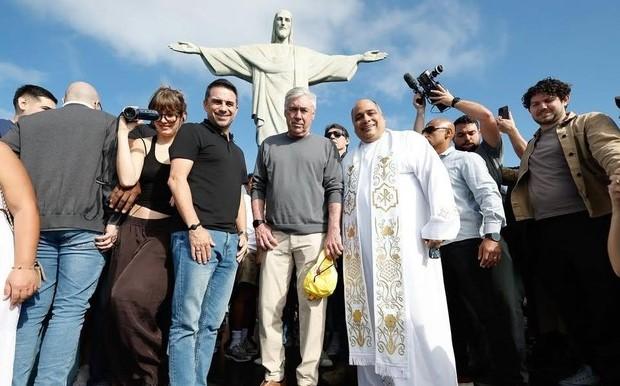 Carlo Ancelotti Resmi Latih Brasil, Terima Berkat dari Romo di Patung Yesus Sang Penebus