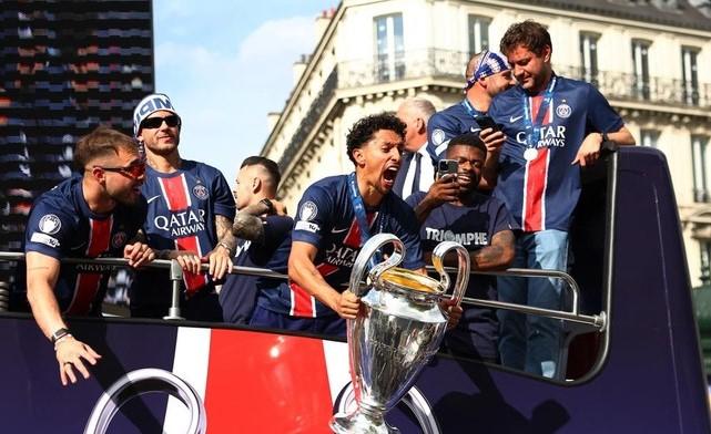 PSG Gelar Parade Juara Liga Champions, Ribuan Suporter Padati Kota Paris
