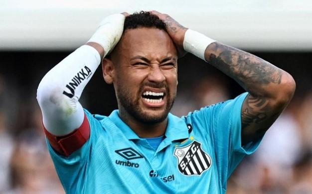 Neymar Lakukan Tindakan Kontroversial, Cetak Gol dengan Tangan dan Diusir dari Lapangan