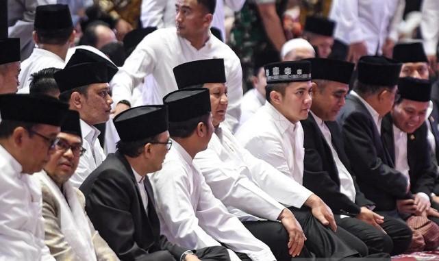 Kenakan pakaian putih dan kopiah hitam, Presiden Prabowo serahkan 985 sapi kurban untuk seluruh provinsi