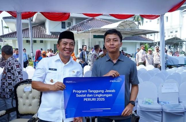 Tiga Ekor Sapi dan Enam Kambing Disalurkan Lewat Program TJSL dan Kolaborasi Internal