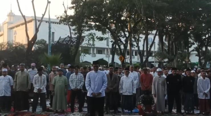 Ustadz Achmad Rosyidi Ajak Jamaah Teladani Keikhlasan Nabi Ibrahim dalam Shalat Idul Adha di Tugu Pahlawan