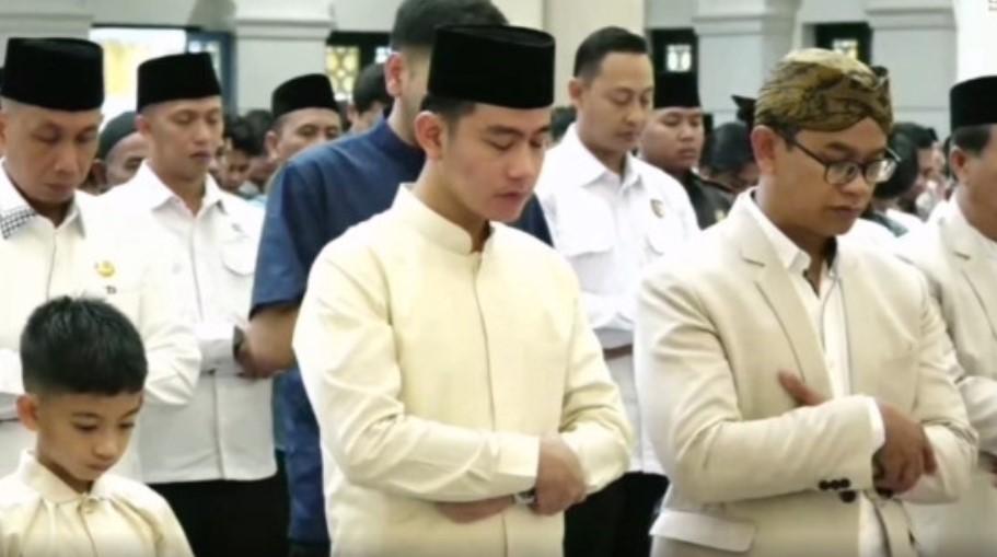 Gibran Laksanakan Shalat Idul Adha di Masjid Sheikh Zayed Solo, Serahkan Kurban dan Bersilaturahmi dengan Para Kyai