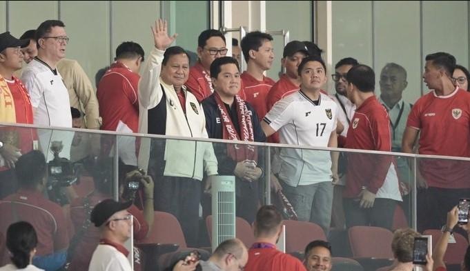 Prabowo hadir dengan jaket putih timnas saat saksikan kemenangan Indonesia atas China
