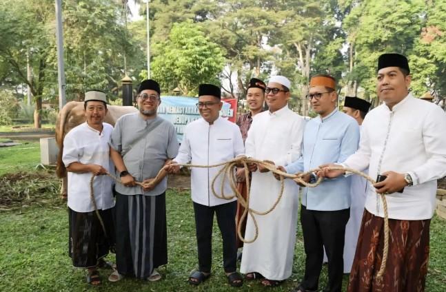 Gubernur Banten Terima dan Salurkan Sapi Kurban Presiden, Daging Didistribusikan ke Pedalaman dan Pesantren