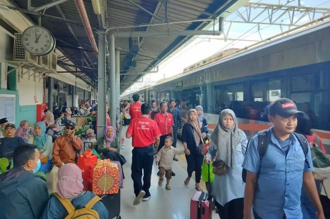 Penumpang Padati Kereta Api Saat Libur Iduladha, KAI Catat Lonjakan Permintaan Tiket