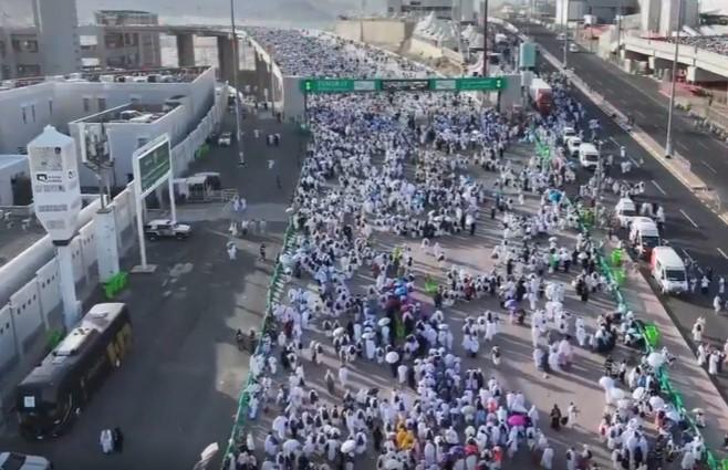 Jutaan Jemaah Padati Mina untuk Lontar Jumrah Aqabah, Simbol Perlawanan terhadap Godaan Setan