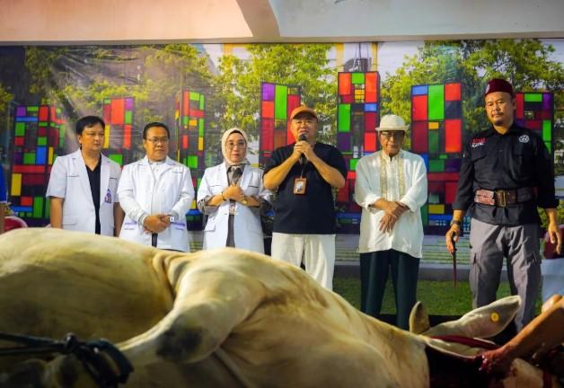 Masjid Al-Akbar Surabaya Sukses Salurkan 2.000 Paket Daging Kurban dalam Sehari