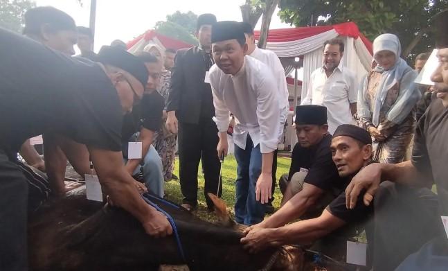 Ketua DPD RI Sembelih Langsung Hewan Kurban, Tekankan Nilai Pengorbanan untuk Bangsa dan Negara