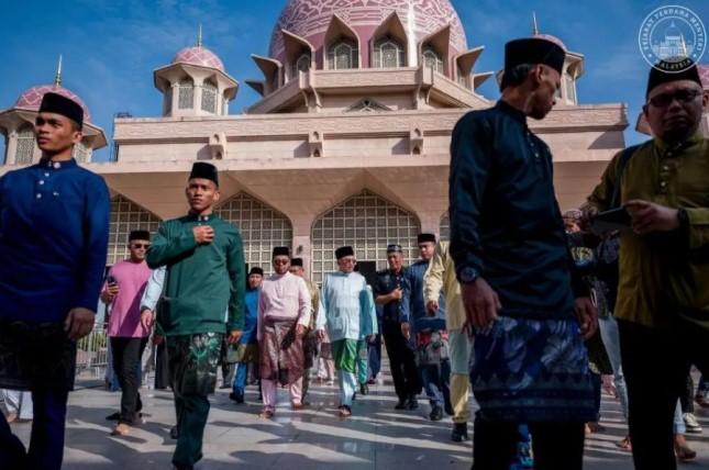 Anwar Ibrahim Shalat Idul Adha Bersama Ribuan Jamaah di Masjid Putra